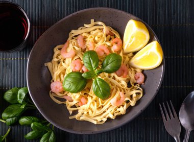 Karides, fesleğen ve domatesli makarna. Yukarıdan görüntüle