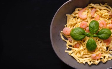 Karides, fesleğen ve domatesli makarna. Yukarıdan görüntüle