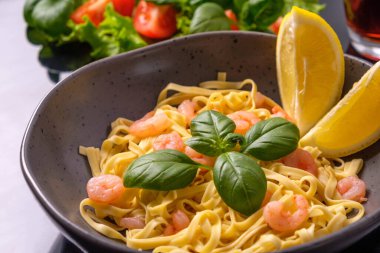 Karides, fesleğen ve domatesli makarna.