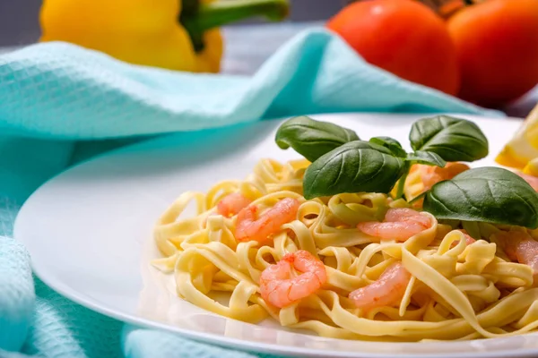 Karides, fesleğen ve domatesli makarna.