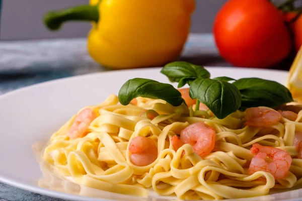 Karides, fesleğen ve domatesli makarna.