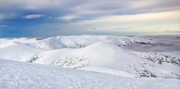 Snöiga backar vintertid — Stockfoto