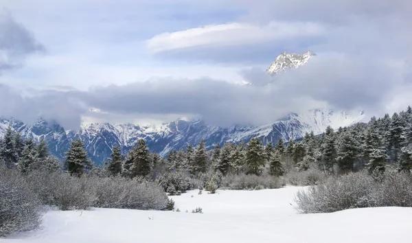 Vale da montanha nevado — Fotografia de Stock