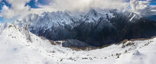 Kışın dağ manzarası
