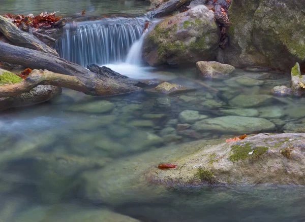 Jasny jesień kaskady wody — Zdjęcie stockowe