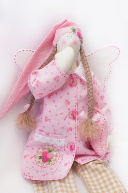 Pembe düz defada Tilda bebek