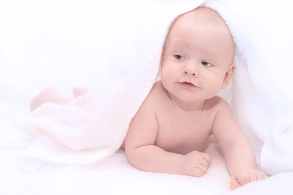 bebek beyaz havlu altında