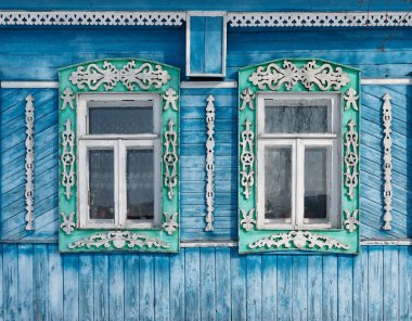 Rusya. Suzdal. İki windows oyma ahşap çerçeveler ile.
