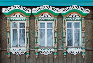 Rusya. Suzdal. Üç windows oyma ahşap çerçeveler ile.
