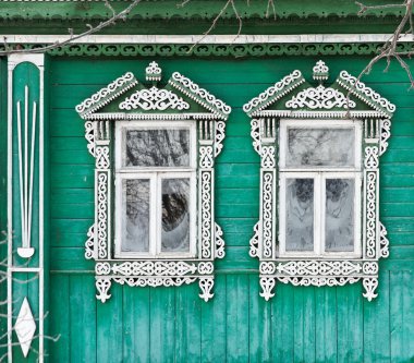 Rusya. Suzdal. İki windows oyma ahşap çerçeveler ile.