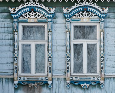 Rusya. Suzdal. İki windows oyma ahşap çerçeveler ile.