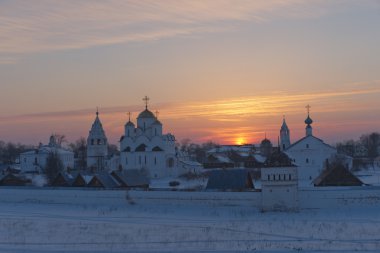 Rusya. Mart ayında Suzdal. Günbatımı üzerinde Pokrovsky Manastırı.