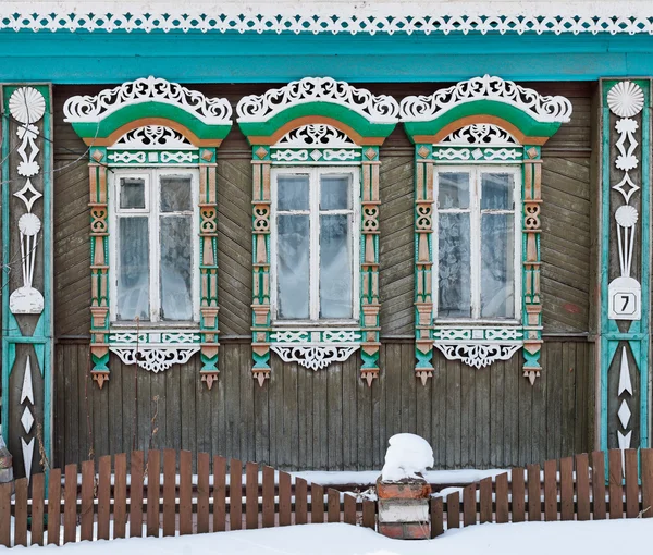 La Russie. Suzdal. Trois fenêtres avec des cadres en bois sculpté . — Photo