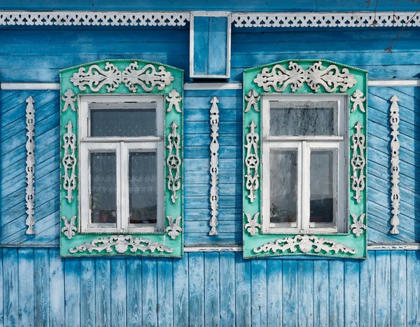 Russland. suzdal. zwei Fenster mit geschnitzten Holzrahmen. — Stockfoto