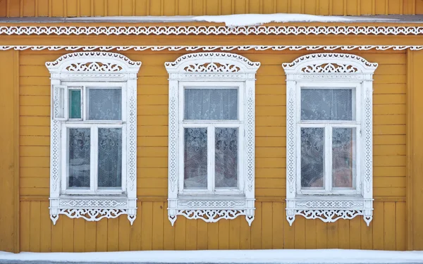 Russland. suzdal. drei Fenster mit geschnitzten Holzrahmen. — Stockfoto