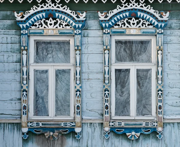 Russland. suzdal. zwei Fenster mit geschnitzten Holzrahmen. — Stockfoto