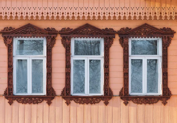 Rosja. Suzdal. Trzy okna z rzeźbione drewniane ramki. — Zdjęcie stockowe