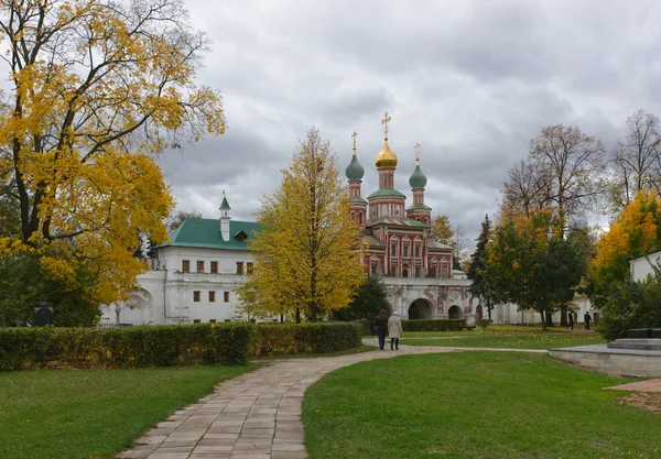 Autumn day in the Novodevichy Monastery in Moscow. — Stock Photo, Image
