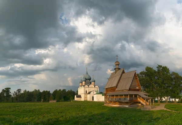 Rusko. Obloha nad Kremlem Suzdal. — Stock fotografie