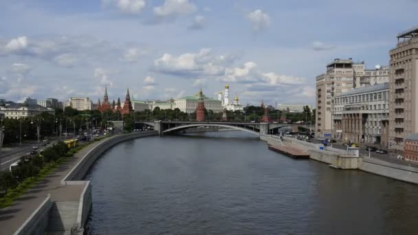 モスクワ。川の船と雲。クレムリンのビュー — ストック動画