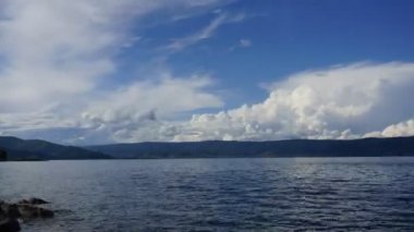 Bulutlar Deniz Baykal üzerinde. Timelaps