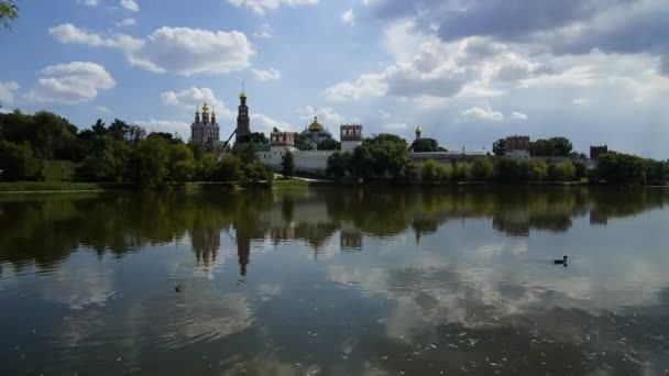 Mosteiro de Novodevichy nuvem de verão por dia — Vídeo de Stock