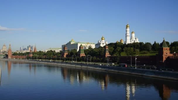 Vista del Kremlin de Moscú mañana de verano, horarios — Vídeos de Stock