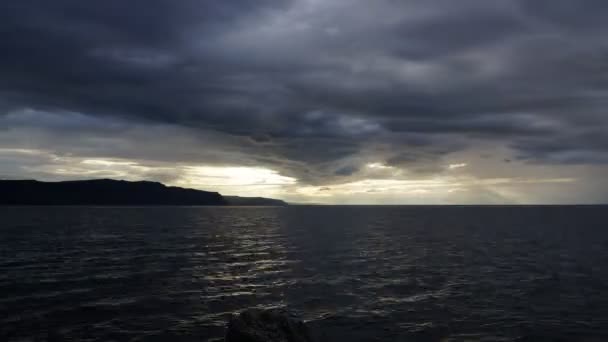 贝加尔湖上空的云块。上午多云。Timelaps — 图库视频影像