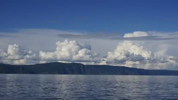 Nuvole sul lago Baikal. Tempi di consegna — Video Stock