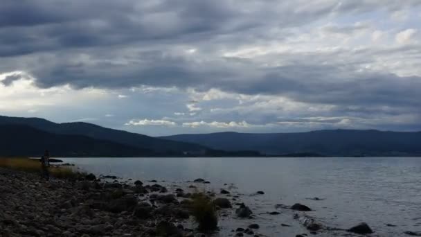Nuvens sobre o lago Baikal. Dia nublado. Calendários — Vídeo de Stock
