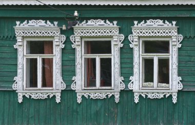 Rusya. Vereya. Üç windows oyulmuş architraves ile.