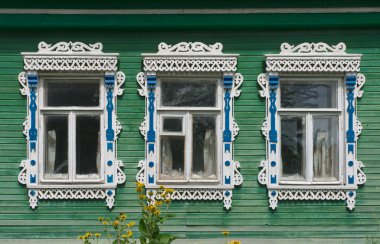 Rusya. Vereya. Üç windows oyulmuş architraves ile.