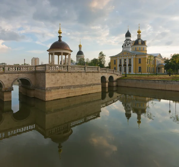 Moskou. Oudgelovigen kerk Rogozhskoy Gemeenschap met reflectie in een vijver. — Stockfoto
