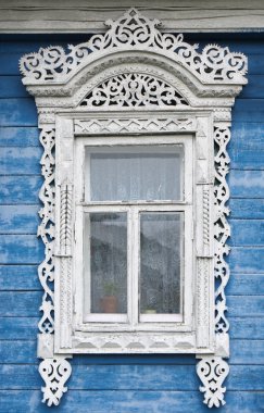 Rostov büyük. Oyma architraves penceresiyle