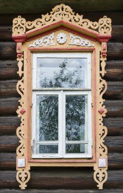 Rostov büyük. Oyma architraves penceresiyle