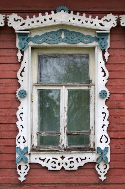 Rostov büyük. Oyma architraves penceresiyle