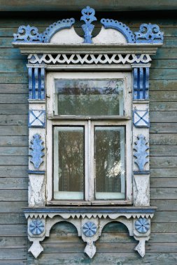 Rostov büyük. Oyma architraves penceresiyle