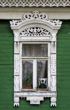 Rostov büyük. Oyma architraves penceresiyle