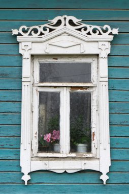 Rostov büyük. Oyma architraves penceresiyle