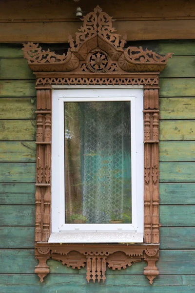 Rostow der Große. Fenster mit geschnitzten Architraven — Stockfoto