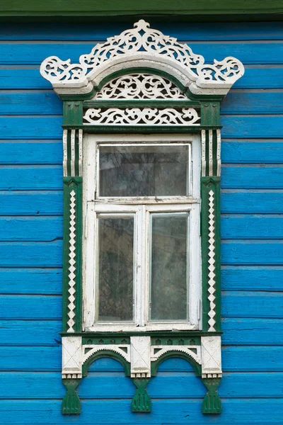 Rostov stort. Fönster med snidade ytterfoder — Stockfoto