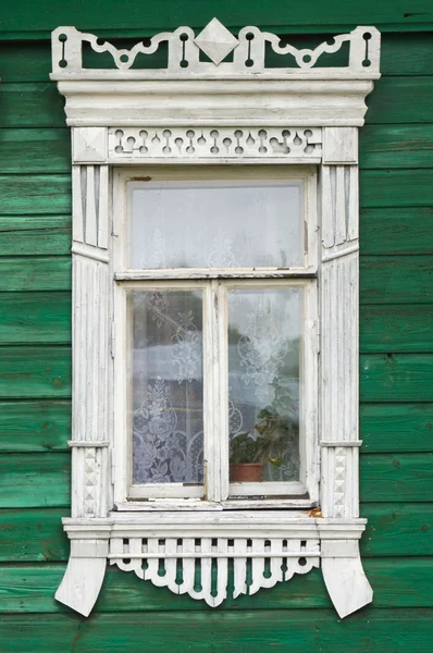 Rostov le Grand. Fenêtre avec architraves sculptées — Photo
