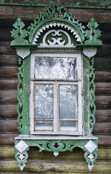 Rostov stort. Fönster med snidade ytterfoder — Stockfoto