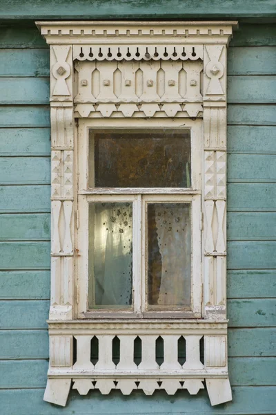 Rostow der Große. Fenster mit geschnitzten Architraven — Stockfoto