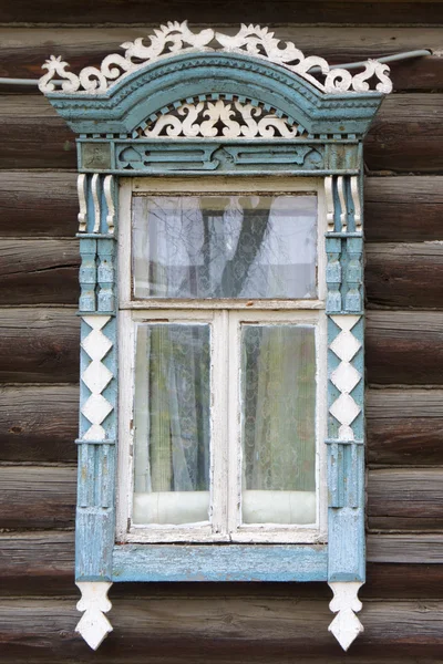 Rostov stort. Fönster med snidade ytterfoder — Stockfoto