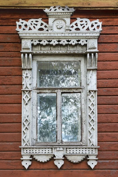 Rostov stort. Fönster med snidade ytterfoder — Stockfoto