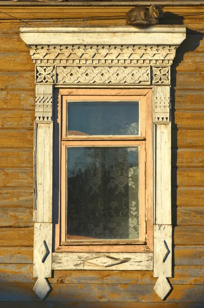 Rostow der Große. Fenster mit geschnitzten Architraven — Stockfoto