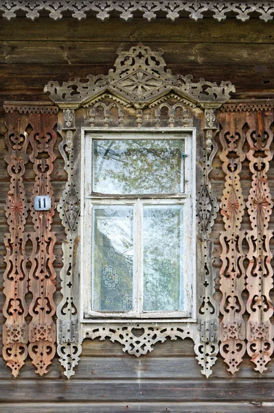 Rostov le Grand. Fenêtre avec architraves sculptées — Photo