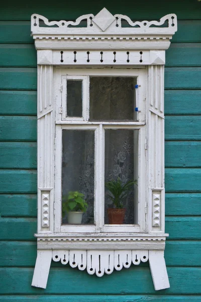 Rostov le Grand. Fenêtre avec architraves sculptées — Photo