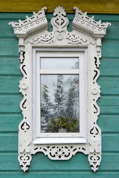 Rostow der Große. Fenster mit geschnitzten Architraven — Stockfoto